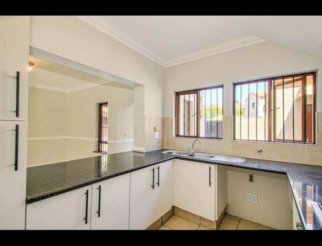 3 BEDROOM TOWNHOUSE FOR SALE IN LONEHILL